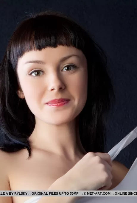 Темноволосая молоденькая Мирель А выставляет напоказ спелую молодую грудь в обнаже 2