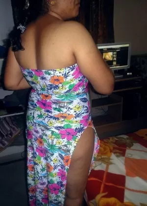 Индийская милфа Прия Анджели Рай раздевается, чтобы показать свою распутную киску