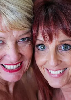 Молодая блондинка и пожилая женщина обнимаются после лесбийского секса