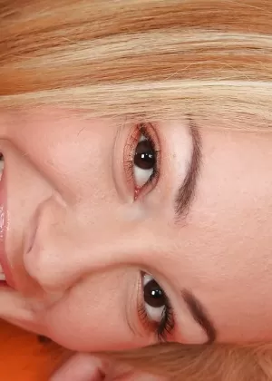 Потрясающая красотка в черном платье раздевается и раздвигает свои стройные ножки