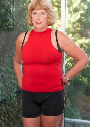 Привлекательные обнаженные сцены на открытом воздухе с медленным соло траханием пальцами Тиа Джонс