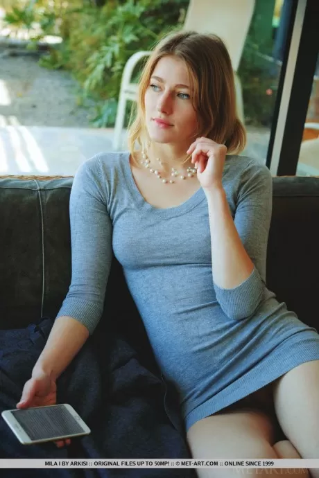 Скучающая молодая Мила I снимает свое обтягивающее платье, чтобы отправить голые селфи на свой телефон