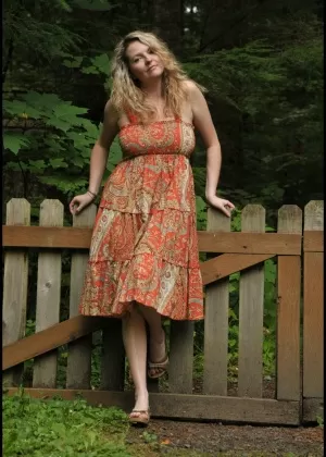 Хорошенькая Лиз София раздевается на солнышке, обнажая маленькую грудь и голую попку