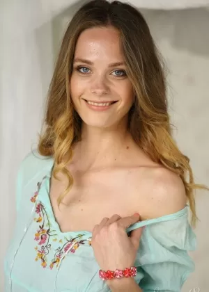 18-летняя девушка Ирен двигает бедрами, стоя голой на кровати