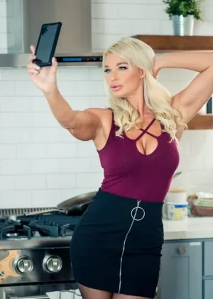 Горячая блондинка Лондон Ривер присоединяется к падчерице Вине Скай и парню для секса втроем 49692526