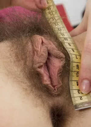 Молодой новичок с черными волосами улыбается, обнажая свой волосатый куст