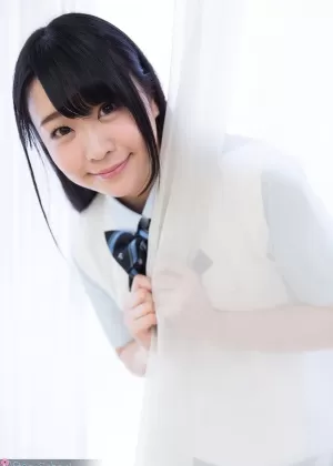 Азиатская студентка соло девушка Хитоми освобождает большие сиськи подростка от школьной формы