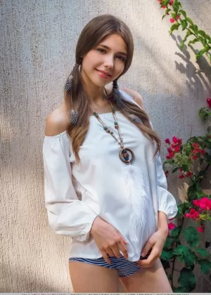 Молодая евро девушка Мила Азул раздевается догола с заплетенными в косички волосами