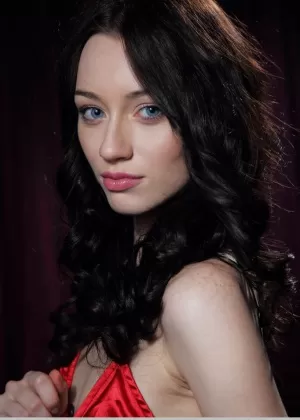 Блондинка Кристен освобождается от своего бикини перед половым актом