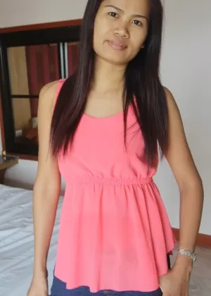 Зрелая азиатская леди в парадной одежде, обнажающая свои пышные груди на открытом воздухе