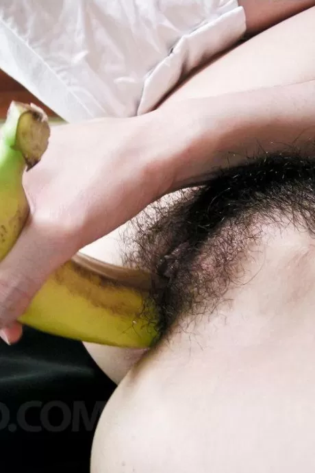 Азиатка Канон Ханай трахает свою пизду бананом и натирает клитор