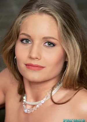 Красивая Тимея получает капающую сперму на свой язык во время винтажного группового минета