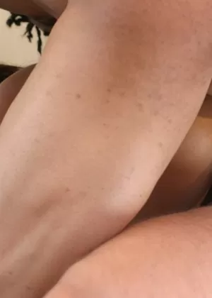 Азиатская милфа порнозвезда Тайгер Бенсон получает натуральные сиськи после грязного ДП траха