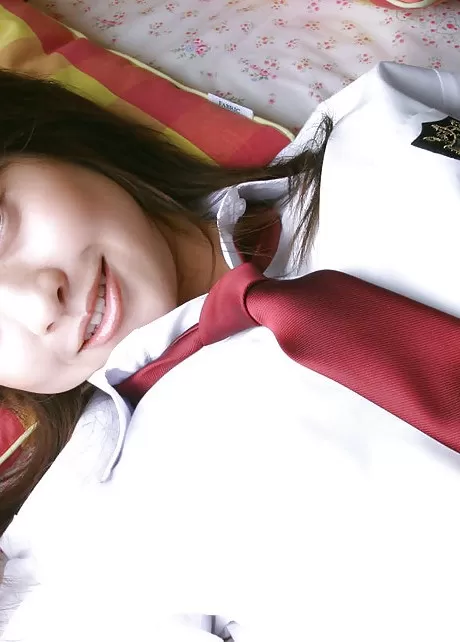 Непослушная азиатская школьница Аюми Мотомура снимает свою униформу