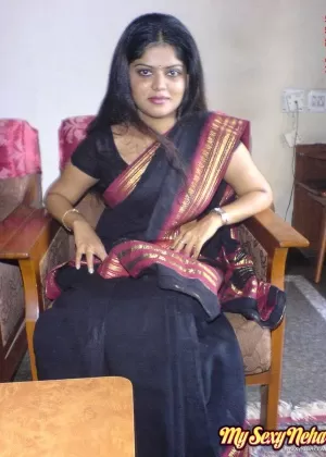 Сексуальная индианка демонстрирует свои большие сиськи в прозрачном лифчике и туфлях на платформе