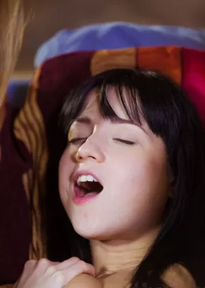 Лучшая зрелая порнозвезда Саренна Ли обнажает гигантские сиськи на скамейке у пианино