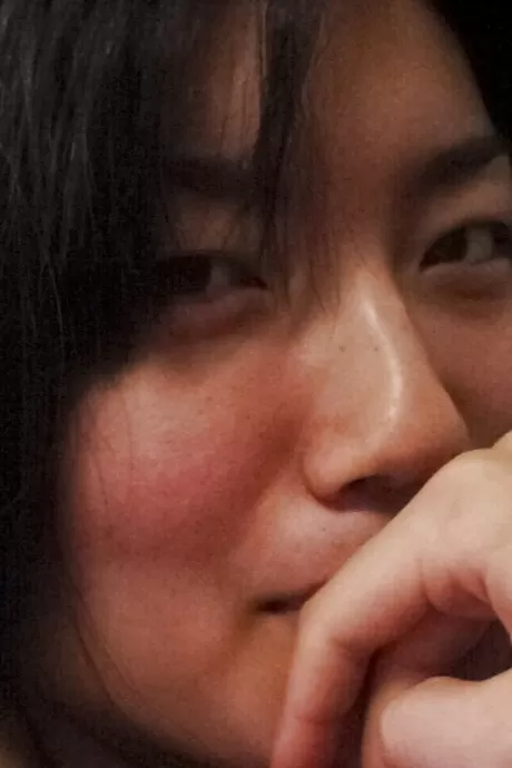 Горячая азиатская красотка с миниатюрными дынями получает повязку на глаза и позирует обнаженной