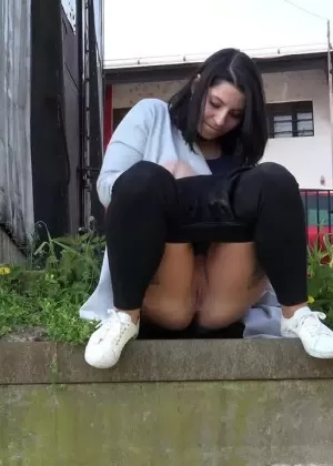 Пожилая блондинка Барби шлюха показывает свою киску на публике в чулках без промежности