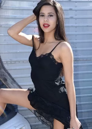 Крошечная сиськастая Лилли Люкс в хлопчатобумажных трусиках играет с дилдо, показывая мокрую киску