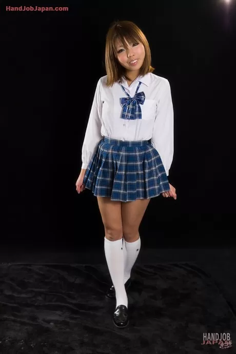 Азиатка снимает с себя школьную одежду, чтобы обнажить свою безволосую киску