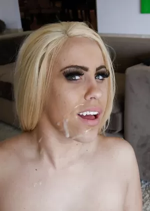 Белокурая шлюха встает на четвереньки для жесткого стука по бритой пизде