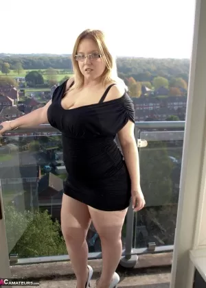 Любительница с избыточным весом Синди Бюст снимает черное платье, раздеваясь догола