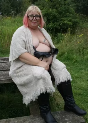 Латиноамериканка толстушка Тидра забирается на член и скачет верхом с болтающимися сиськами