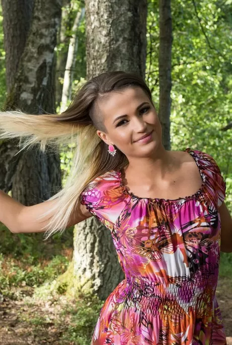 Юная модель Зора А подчеркивает свою лысую щель, находясь гол 3