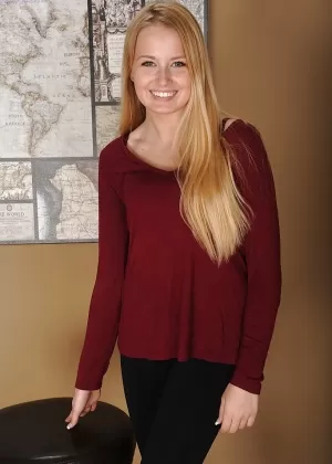 Сладкая попка блондинки Скарлетт Сейдж удивительные сцены обнаженной натуры с растягиванием вагины