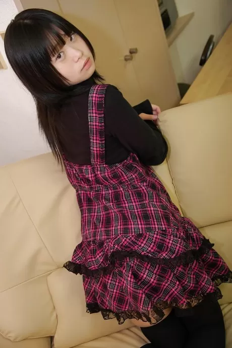 Игривая азиатская школьница Рио Такей избавляется от своей одежды