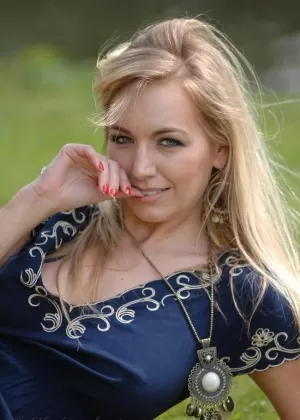 Горячая негритянка Бони Браун освобождает свое подтянутое тело от длинного платья