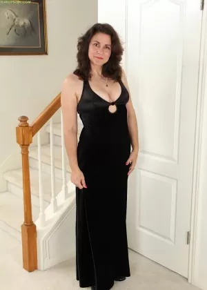 Полная зрелая домохозяйка Джанна Джонс приступает к своей обнаженной модельной сиделке