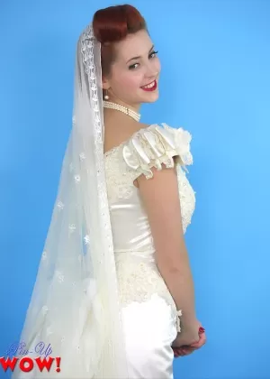 Блондинка Рэйчел Лав щиплет себя за соски после того, как развязала свои колотушки