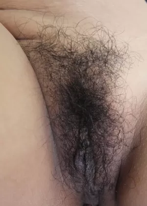 Грязная блондинка Фокси снимает колготки, прежде чем поиграть со своими лобковыми волосами