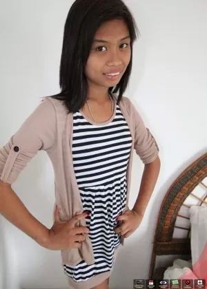 Азиатка-новичок освобождает свою киску с верблюжьим носком от хлопчатобумажных трусиков