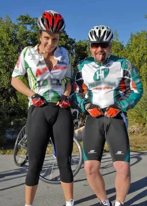 Сексуальную милфу-велосипедистку подцепили во время прогулки на открытом воздухе и трахнули