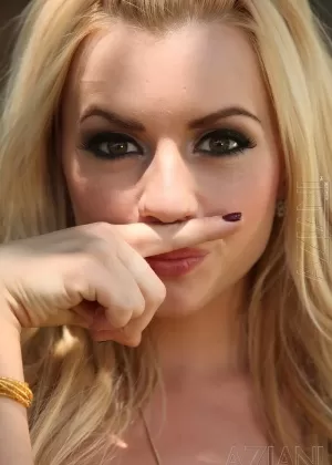 Белокурая цыпочка Лекси Белль снимает свои трусики, чтобы закончить раздеваться на заднем дворе