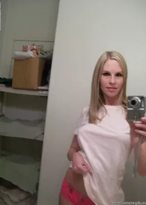 Селфи с татуированной горячей молодой брюнеткой Кендрой Рейн, позирующей в сексуальном нижнем белье