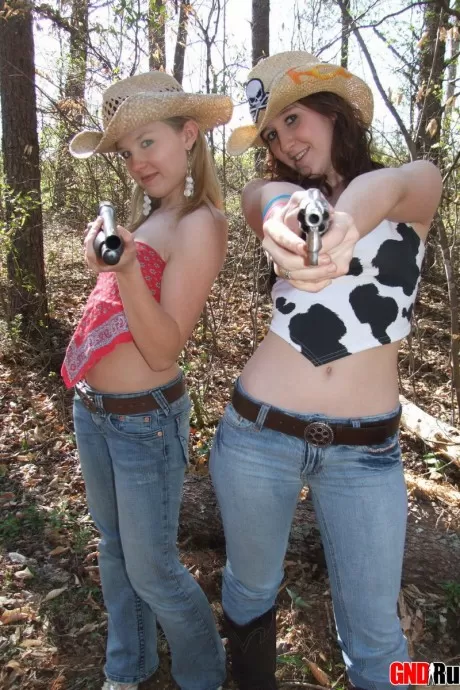 Подростки Руби и Шелби, дразнящие член, играют в девочек-коровок на открытом возду