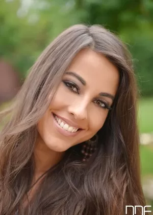 Худенькая брюнетка играет и мастурбирует на открытом воздухе на высоких каблуках