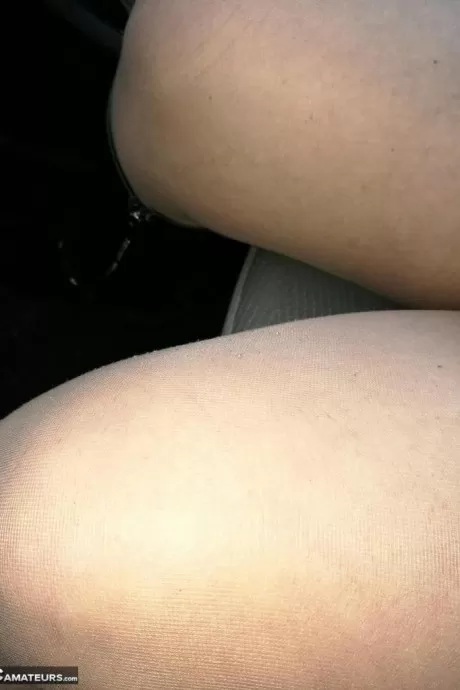 Волосатая бабушка сдвигает свои трусики под юбкой в сторону, чтобы обнажить свое влагалище