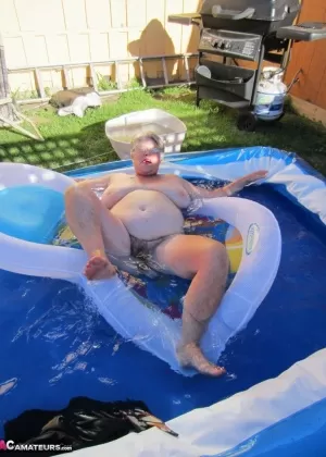 Пожилая толстушка Лекси Лу показывает большие сиськи и волосатую киску во время раздевания