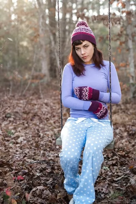 Длинноногая соло-девушка Ингрид Рот позирует обнаженной в лесу в токе  1