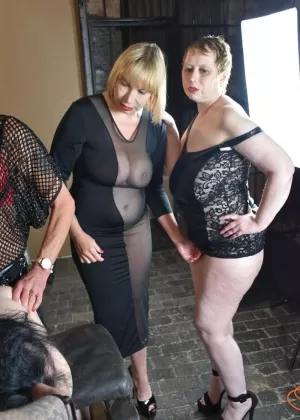 Зрелая жирная шикарная София занимается лесбийским сексом втроем в тюремной камере