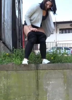 Стройная белая молоденькая Мария сверкает своими сиськами и пиздой на общественной площади