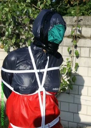 Любительница с завязанными глазами Кэти Бэнкс занимается лесбийским сексом с блондинкой