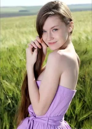 Девушка по соседству держит свои большие сиськи после того, как раздевается на фермерском поле