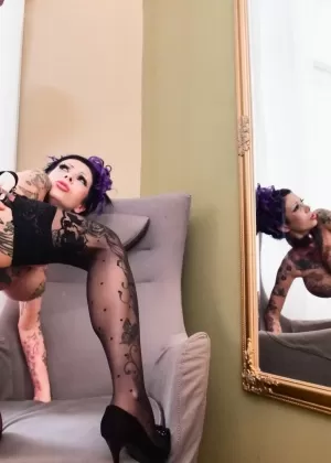 Татуированная девушка с фиолетовыми волосами Меган Инки трахается из жопы в рот на кровати