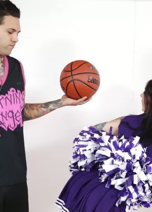 Пышногрудая блондинка болельщица Пруденс Понд обнажает большие натуральные сиськи