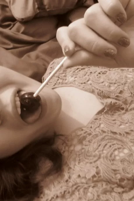 Любительская японка Сидни Май весело играет и лижет леденец на палочке